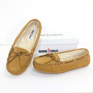 Minnetonka Junior trapper tan suede slippers